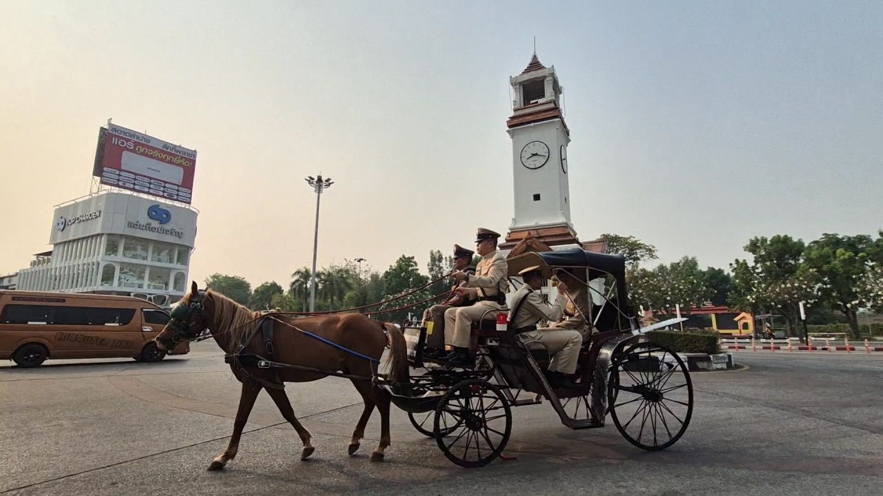ตำรวจลำปางใช้รถม้าทำสายตรวจ ประหยัดน้ำมัน-ส่งเสริมการท่องเที่ยวช่วงสงกรานต์