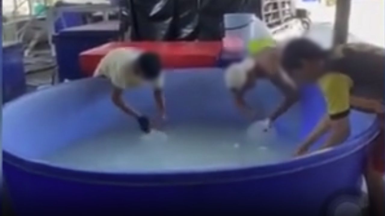 บุกจับ “น้ำมะพร้าวปลอม” ตรวจค้นล้งเป้าหมาย 2 แห่ง จ.สมุทรสงคราม ใช้น้ำผสมสารแต่งกลิ่น