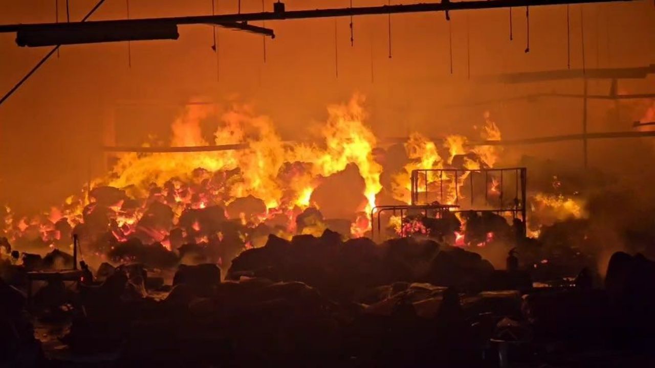 ไฟไหม้โรงงานผลิตผ้าขนหนูในสมุทรปราการ เสียหายกว่า 10 ล้านบาท