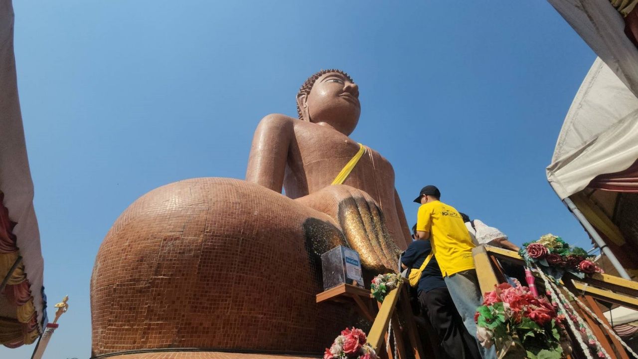 ถวายหัวหมูแก้บน 'หลวงพ่อสมหวัง' หลังยอดขายพุ่ง