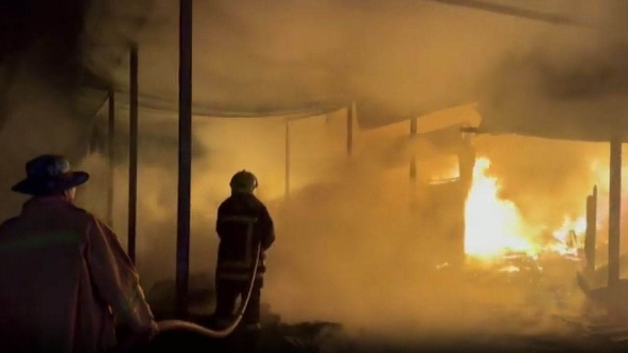 ไฟไหม้โกดังเก็บของขนาดใหญ่ที่ อ.ปากช่อง จ.นครราชสีมา คลอกหมาตาย 17 ตัว