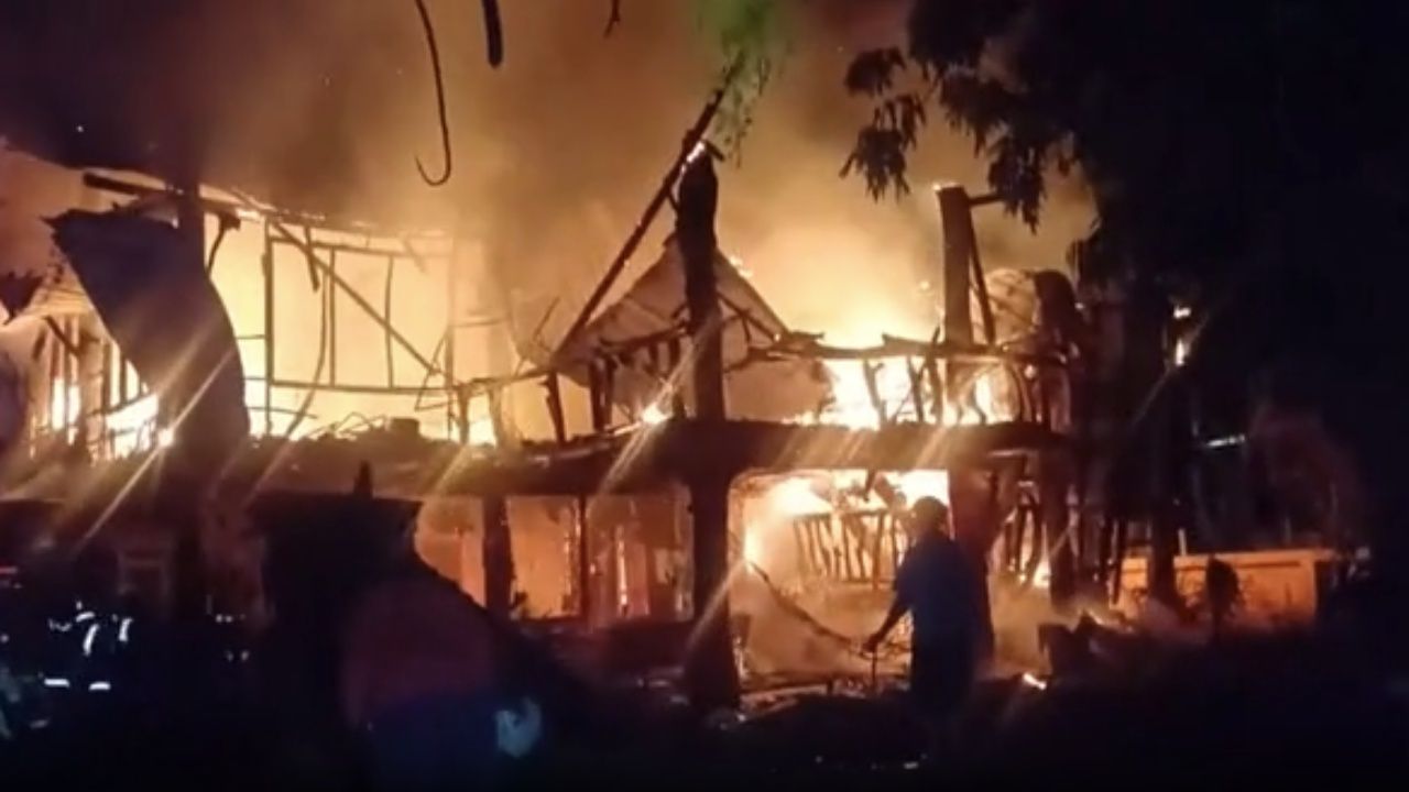 วอดทั้งหลัง ไฟไหม้บ้านทรงไทย ประธานสภา อบต.นาฝาย จ.ชัยภูมิ อยู่ระหว่างหาสาเหตุ