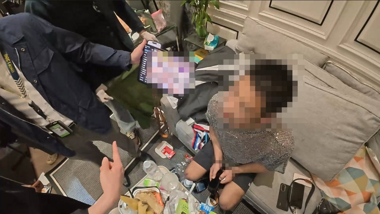 ตำรวจจับกุมหนุ่มจีนสองคนก่อกวนคอนโดฯ พบยาเสพติดและสื่อลามก