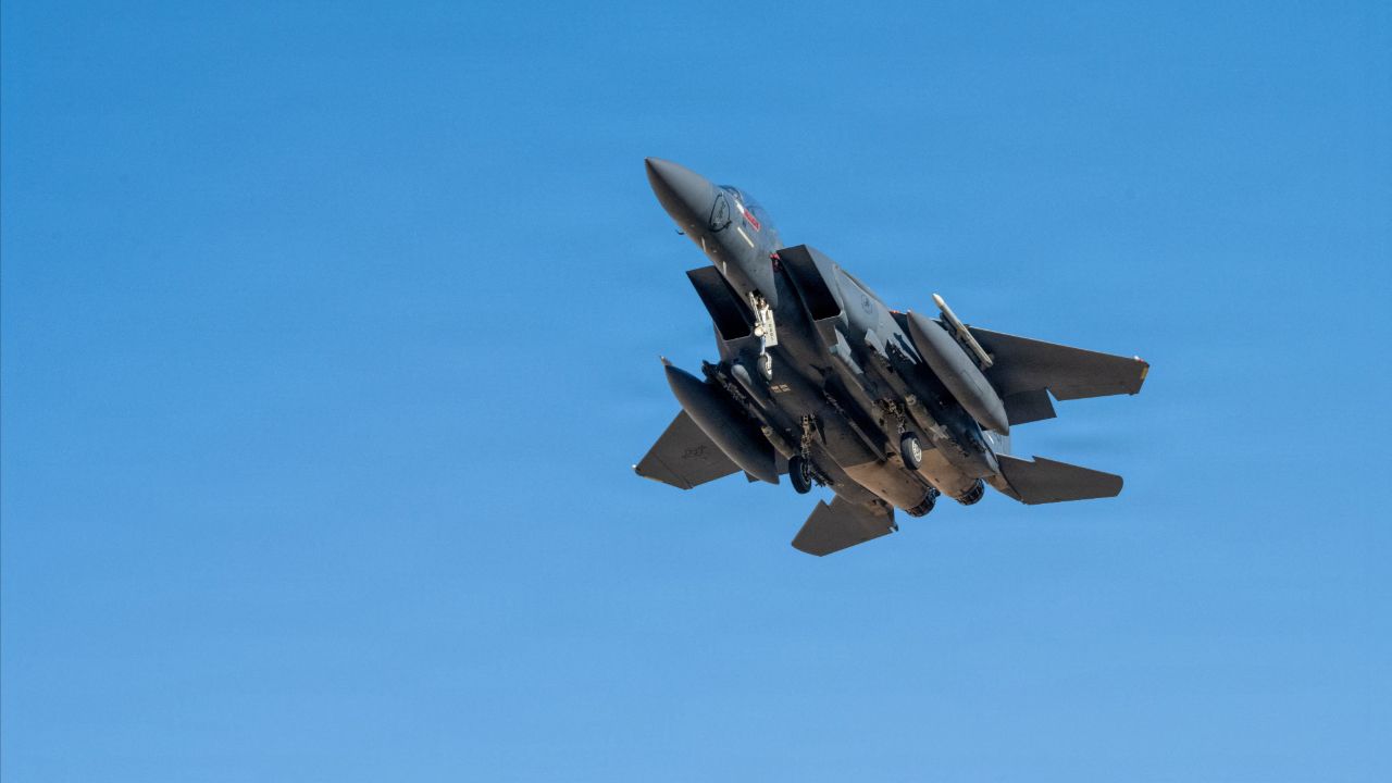 อิหร่านแจ้งยิงเครื่องบิน F-15 สหรัฐฯ ตก สั่งค้นหานักบิน