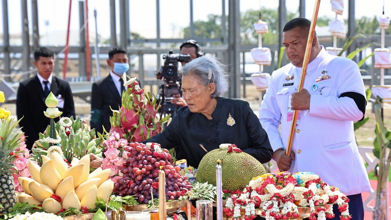สมเด็จพระเทพ เสด็จพิธียกเสาพระเมรุมาศถวายพระเพลิงพระบรมศพ