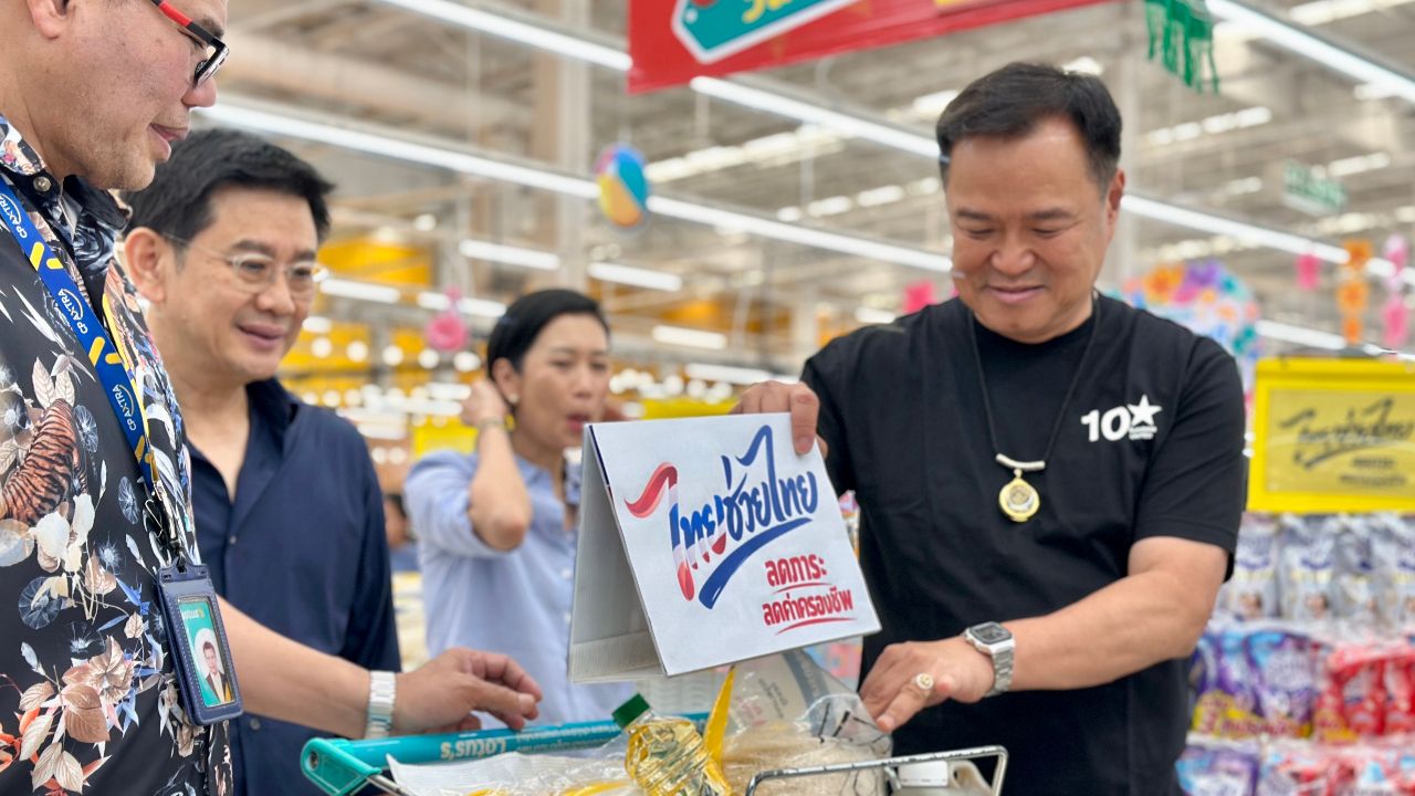 นายกฯ บุกตรวจ “โครงการไทยช่วยไทย” เจอประชาชนร้อง “ช่วยหน่อยน้ำมันแพง”