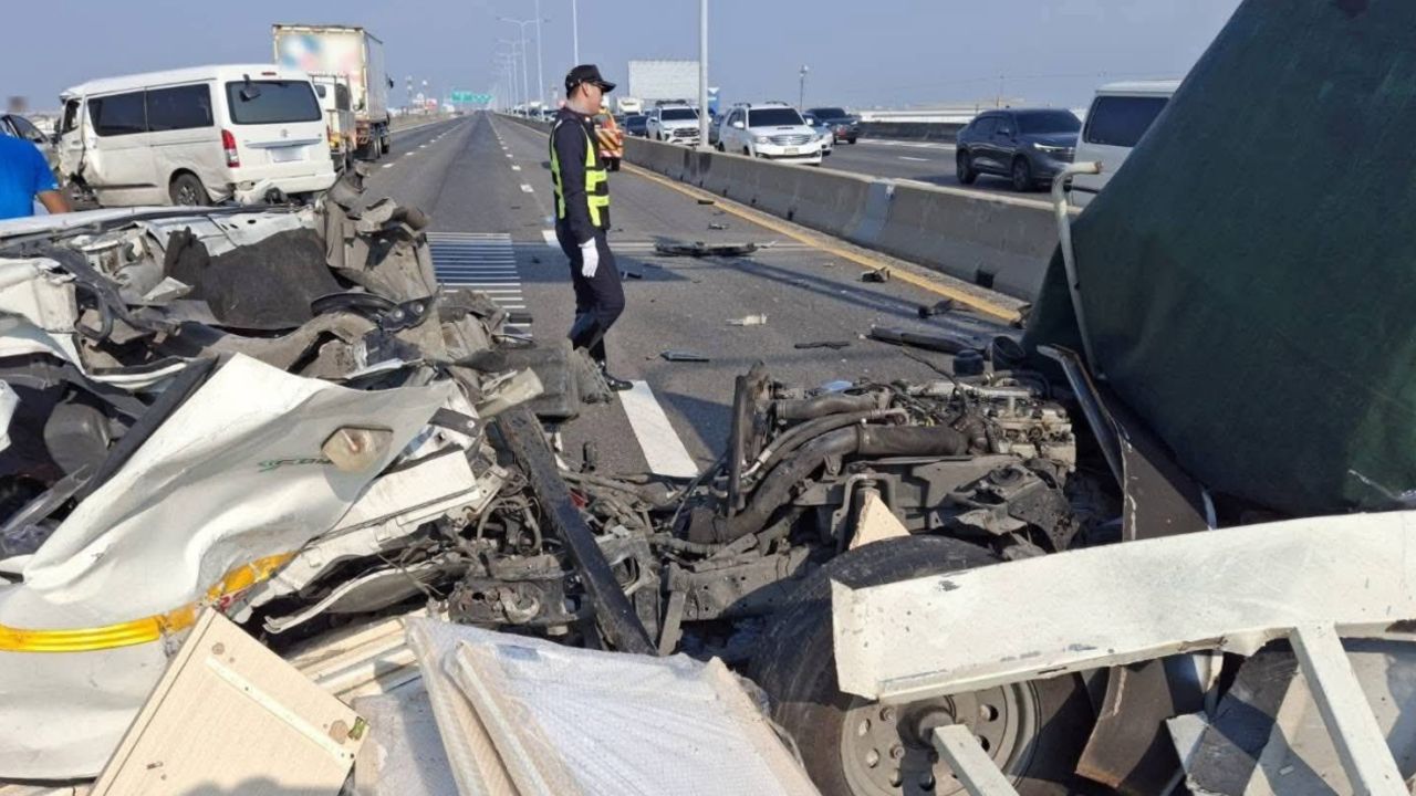 อุบัติเหตุหมู่ รถชนหลายคันบนทางด่วนบูรพาวิถี การจราจรติดขัด แนะทางเลี่ยง