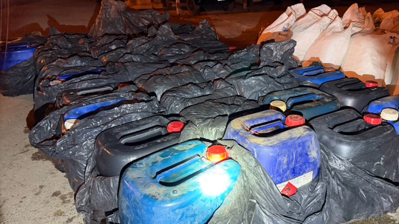 จับกุมชายวัย 43 ปี ลักลอบขนส่งน้ำมัน 1,260 ลิตร เตรียมขายเมียนมา