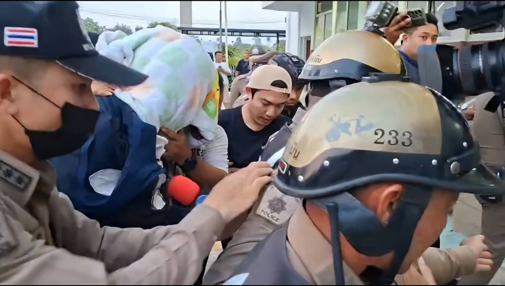 มือปืนยิงโฟร์แมนเสียชีวิต เครียดนอนคุกคืนแรก เจ้าหน้าที่เร่งจับหญิงร่วมก่อเหตุ