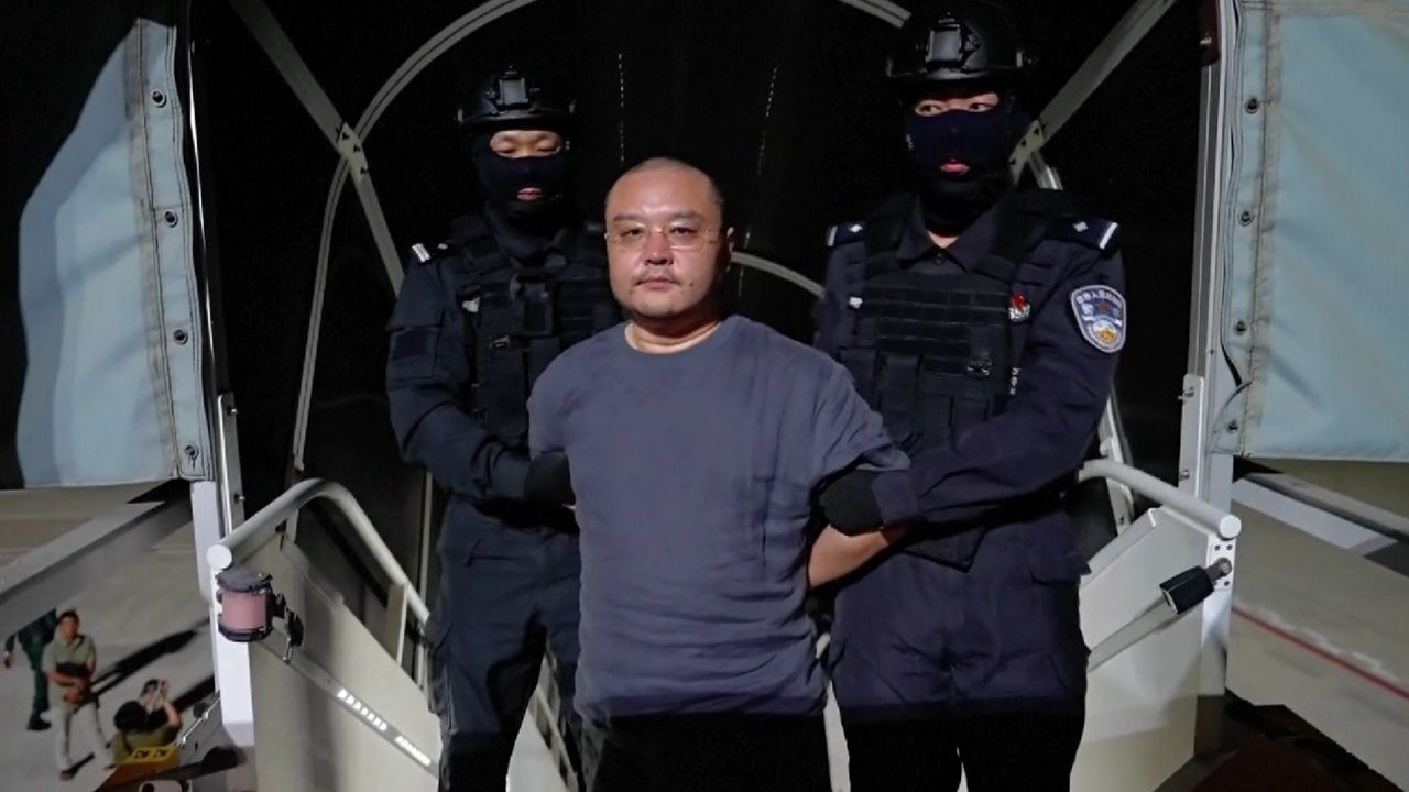 กัมพูชาส่งตัว 'หลี่ สง' แกนนำแก๊งหลอกลวงออนไลน์ไปจีน