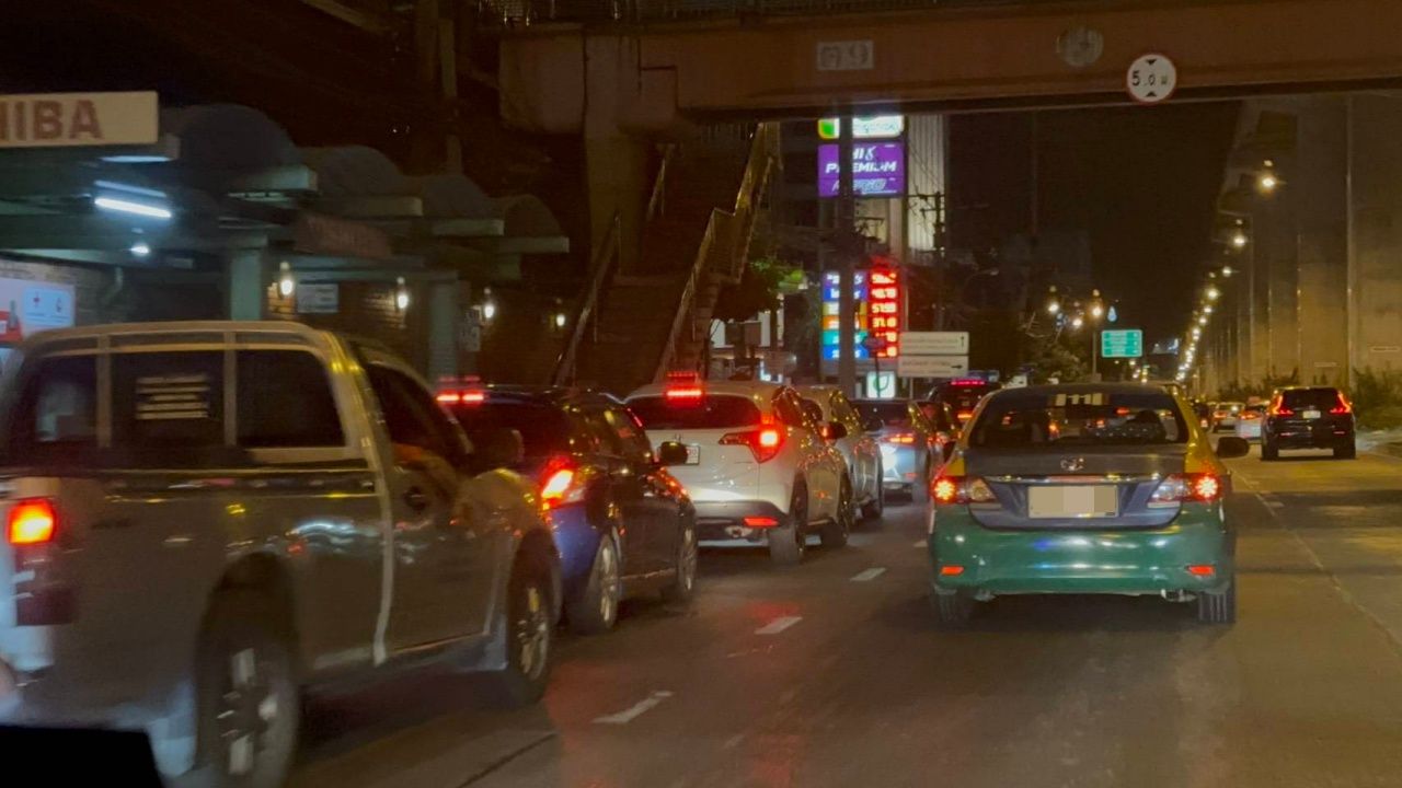 ประชาชนแห่เติมน้ำมันก่อนปรับขึ้นราคาในคืนวันที่ 1 เมษายน
