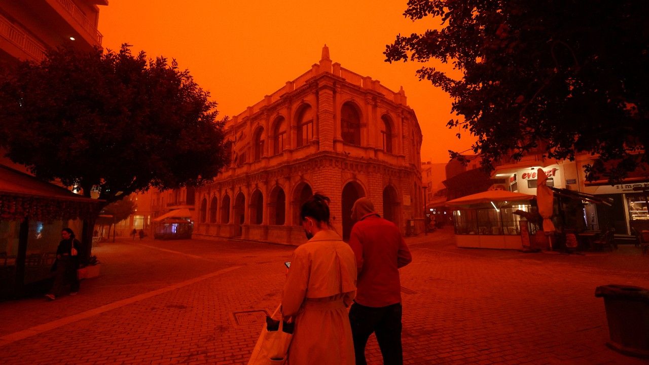 พายุรุนแรงในกรีซ ทำท้องฟ้าเกาะครีตกลายเป็นสีแดงส้ม