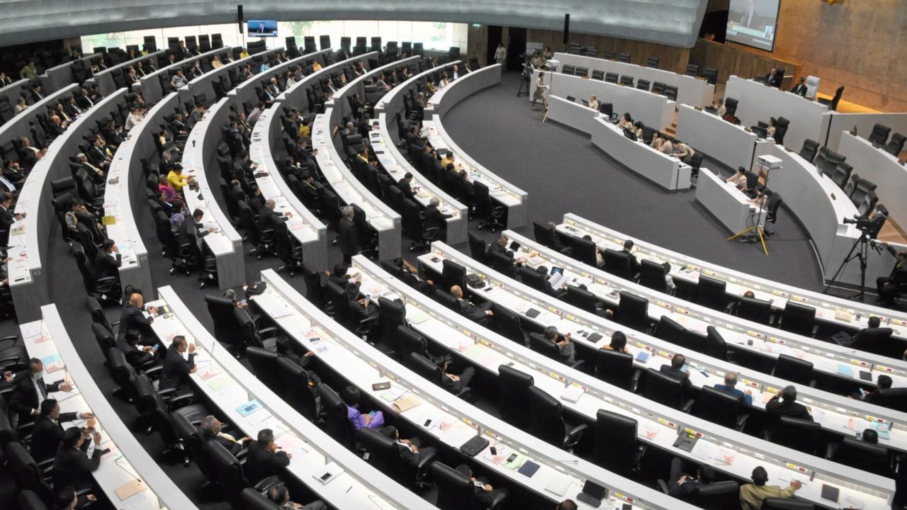 สว. รับผิดชอบค่าอาหารกลางวัน หักเงินประจำตำแหน่งคนละ 1 หมื่น