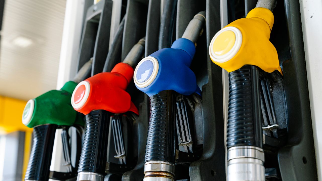 ปตท. และบางจาก ปรับราคาน้ำมันดีเซลขึ้น 3.50 บาท เบนซิน 70 สตางค์ มีผล 3 เมษายน