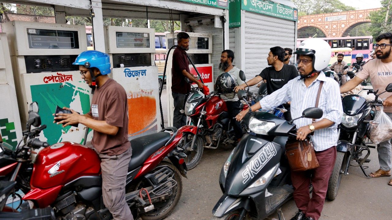 บังกลาเทศรับมือวิกฤตพลังงาน รัฐลดเวลาเปิดทำการ-ปิดห้างเร็ว ประชาชนแห่เติมน้ำมัน