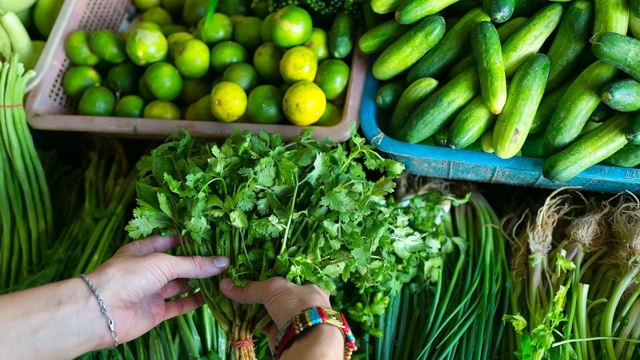 ราคาผักวันนี้ 21 เมษายน 2569 จากตลาดสี่มุมเมือง ต้นหอม-ผักชี ราคาลดลง มะนาวแพงขึ้น