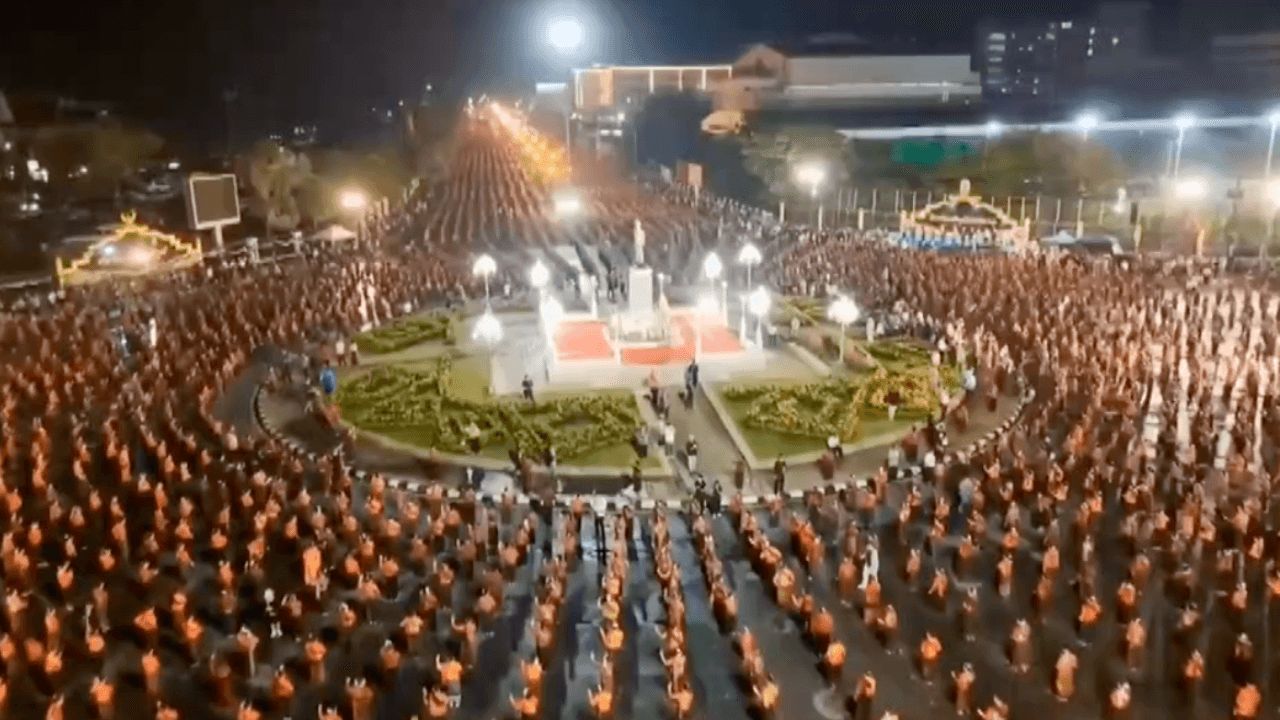 หญิงสาวนับหมื่นรำถวาย 