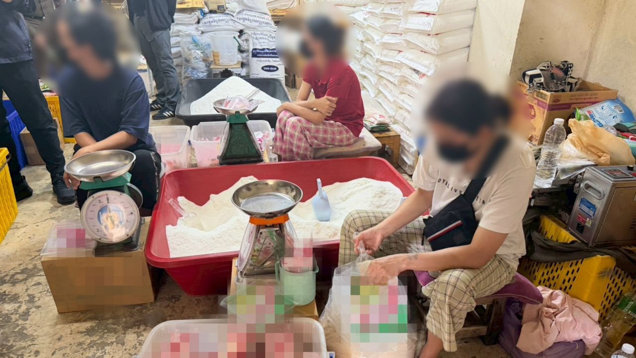 ตำรวจ-อย. ทลายโรงงานปลอมผงชูรส-ผงปรุงรสกลางกรุง ยึดของกลางเกือบ 2 ล้านบาท