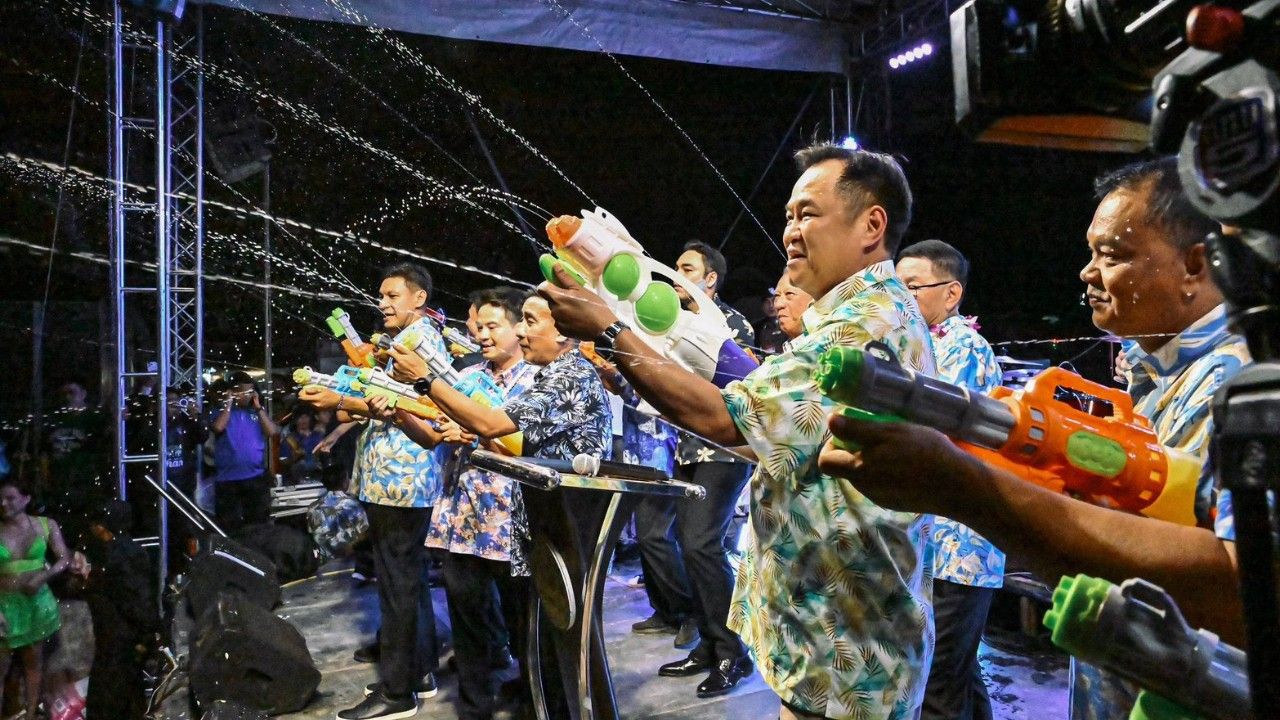 “อนุทิน” เล่นน้ำหาดบางเบิด ทิ้งสคริปต์พูดจากหัวใจ ชาวบ้านตะโกน 