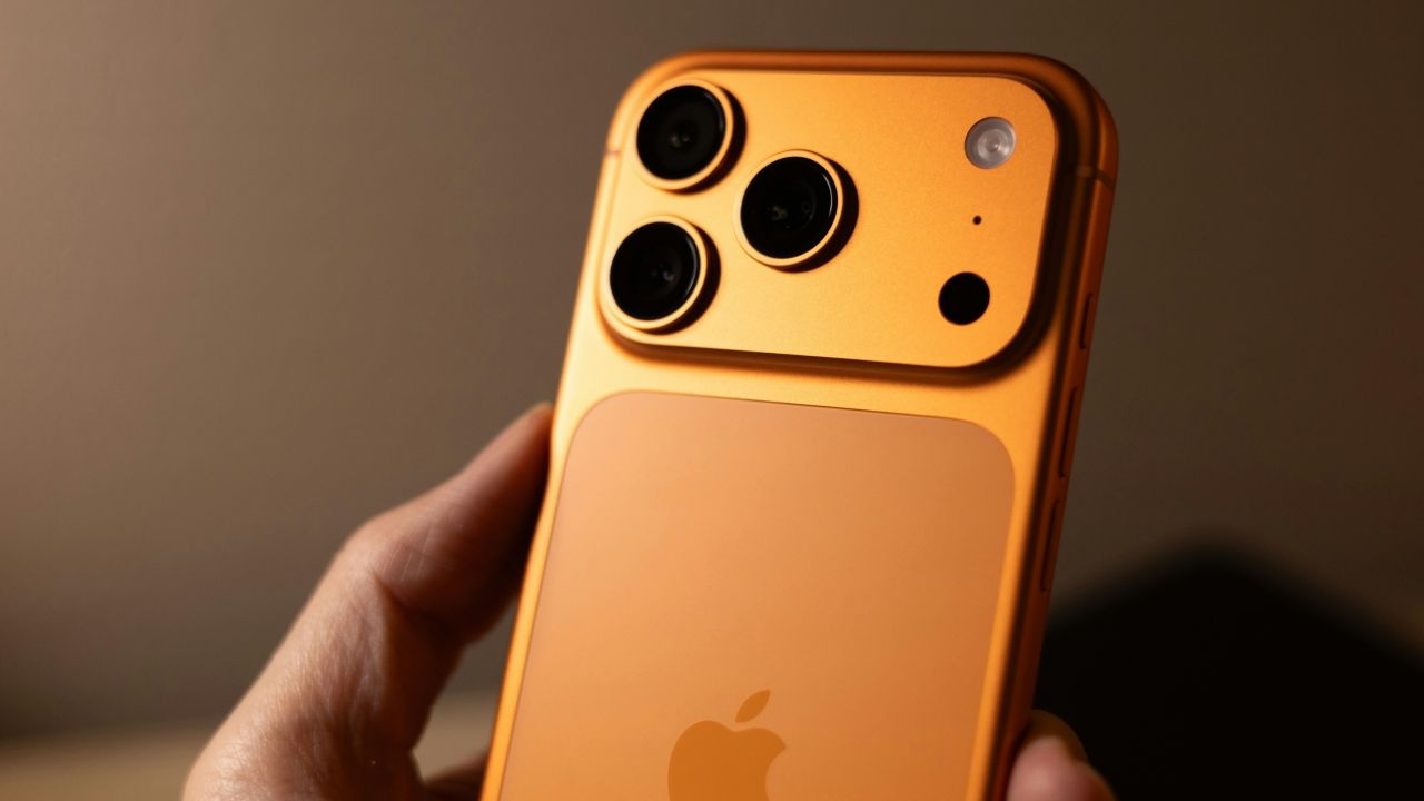 Apple เตรียมเปลี่ยนสีไฮไลต์ iPhone 18 Pro เป็น Dark Cherry แทน Cosmic Orange