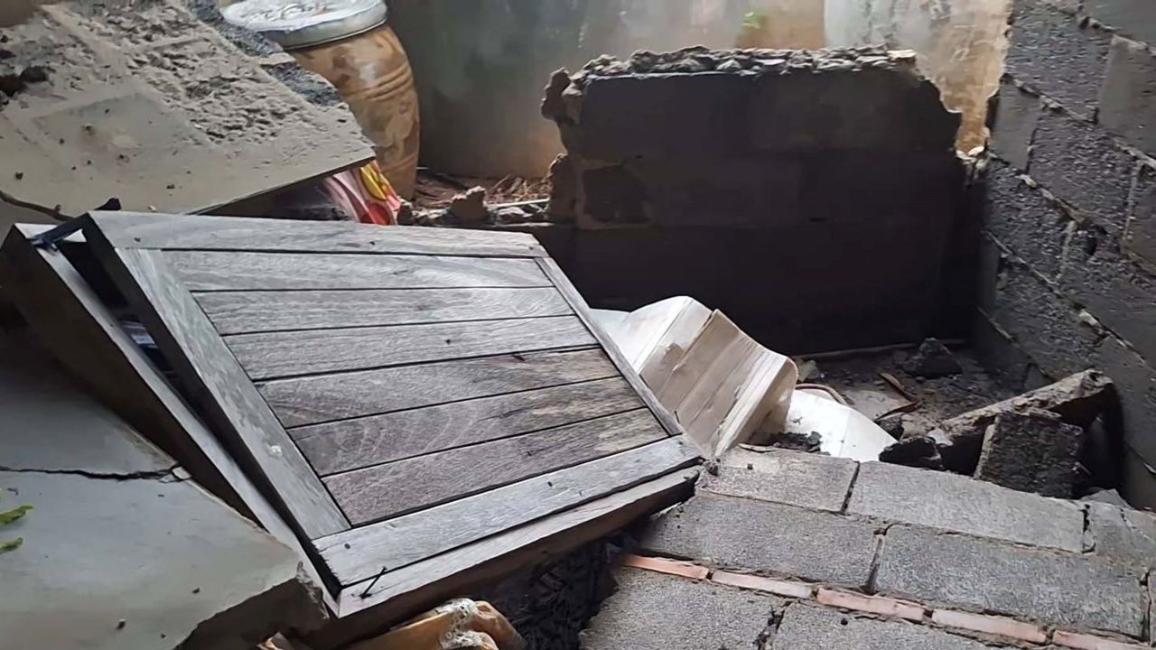 พายุฤดูร้อนที่ จ.ขอนแก่น ลมกระโชกแรงดันผนังปูนถล่ม ทับร่างหญิง 60 ดับคาห้องนอน