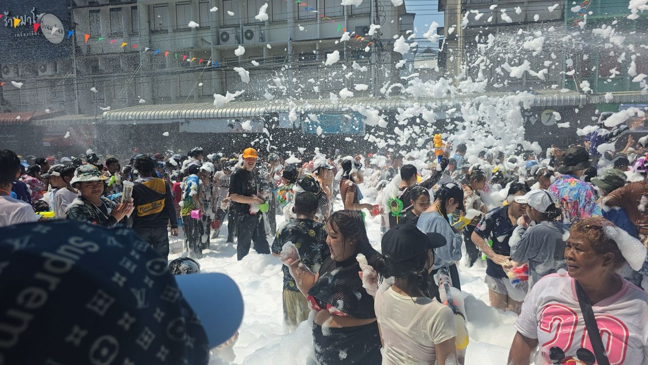 นักท่องเที่ยวนับหมื่น เล่นสงกรานต์วันไหลนครปฐม ปิดถนนข้าวหมูแดง 2 กม. ให้เล่นสาดน้ำ