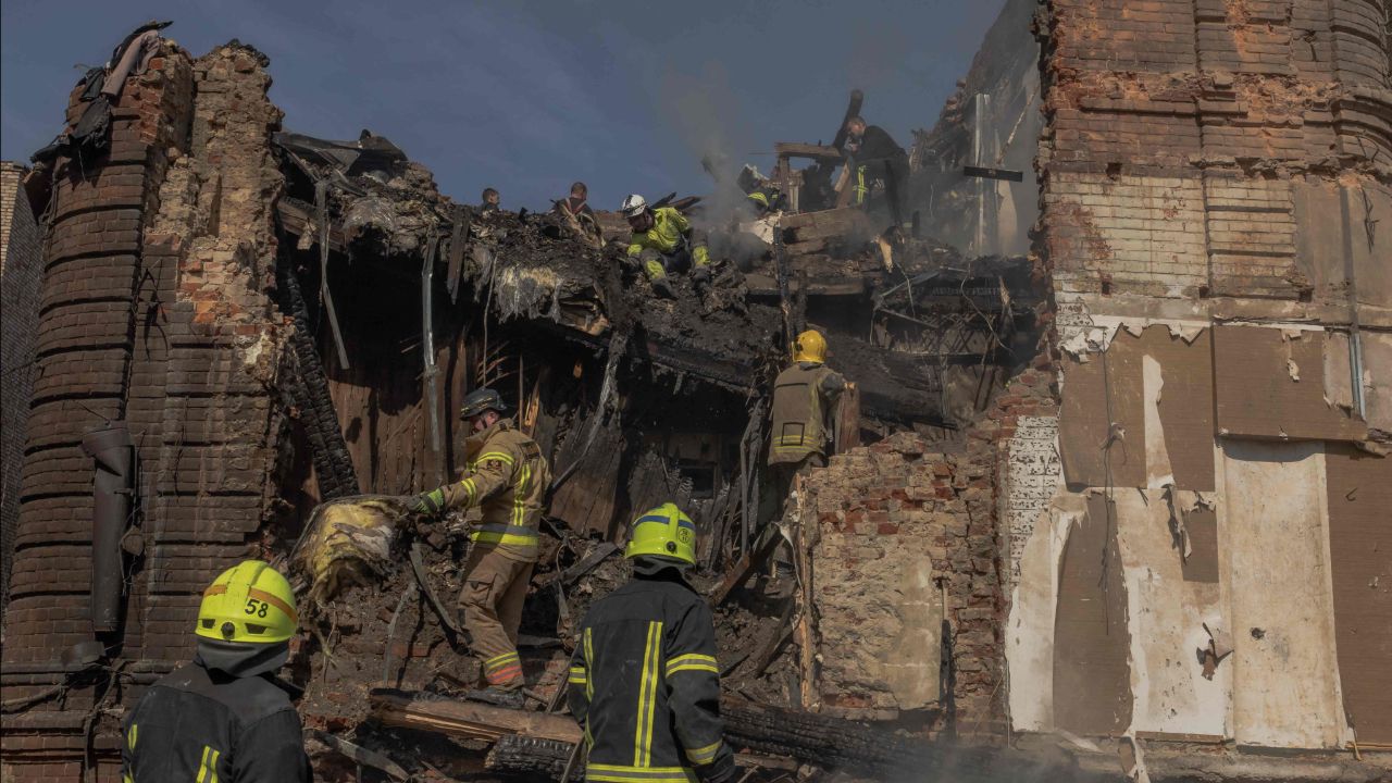 รัสเซียโจมตียูเครนครั้งใหญ่ที่สุดครั้งหนึ่งของปีนี้  โดรนเกือบ 700 ลำ ขีปนาวุธ 44 ลูก ดับ 18 ศพ