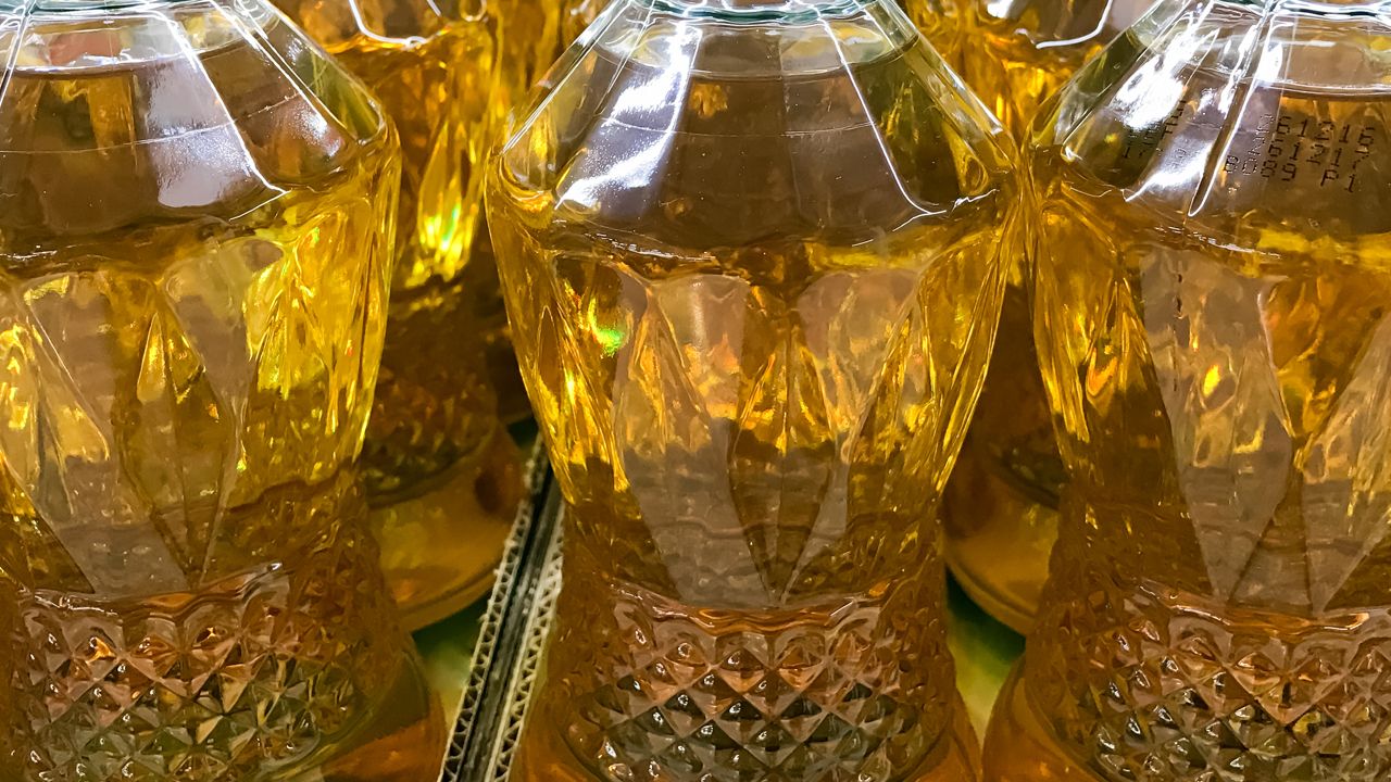 อั้นไม่ไหว พาณิชย์ เคาะขึ้นราคาน้ำมันปาล์ม 2 บาทต่อขวด ตามต้นทุนที่แท้จริง