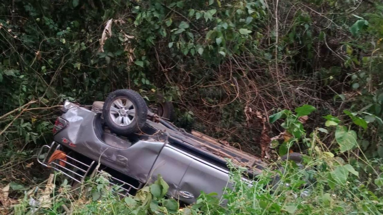 อุบัติเหตุสลด กระบะแหกโค้งห้วยเย็น จ.น่าน เสียหลักตกข้างทาง ดับ 8 บาดเจ็บ 11