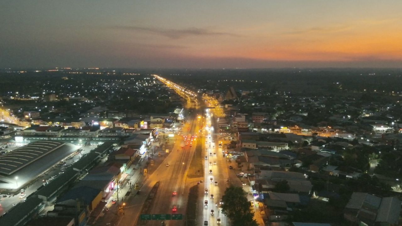 บรรยากาศถนนสาย 304 มุ่งสู่อีสาน เริ่มหนาแน่น ตร.จัดกำลังดูแลตลอดเส้นทาง