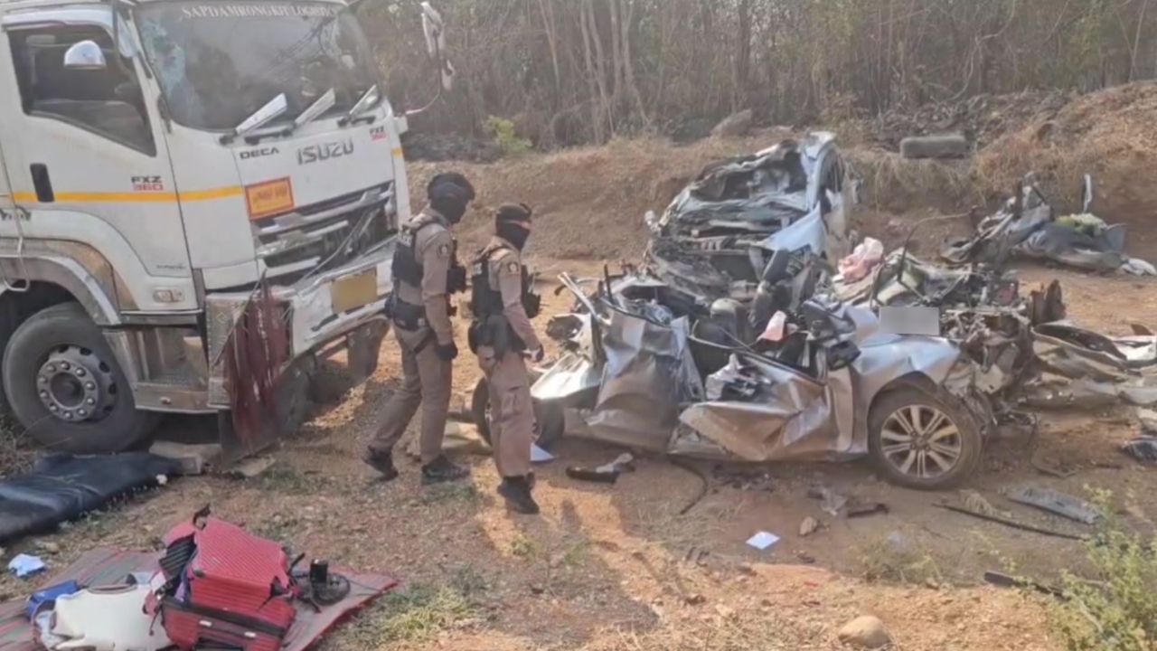 รถพ่วง 18 ล้อเบรกไม่อยู่ ชนยับ 7 คัน เจ็บ 8 ราย เสียชีวิต 2 ศพ