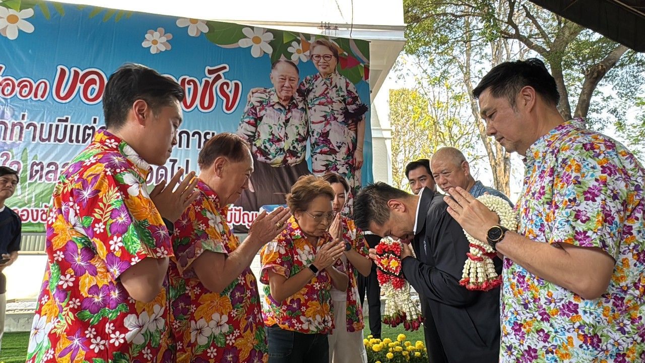 วราวุธ รดน้ำดำหัว ขอพร ครอบครัวเที่ยงธรรม ยกย่องจองชัยที่มีส่วนช่วยชนะเลือกตั้ง