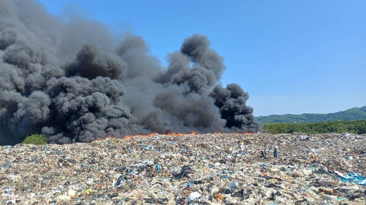 ไฟไหม้บ่อฝังกลบขยะ เทศบาลนครภูเก็ต ควันดำพวยพุ่ง เตือนประชาชนสวมหน้ากากอนามัย