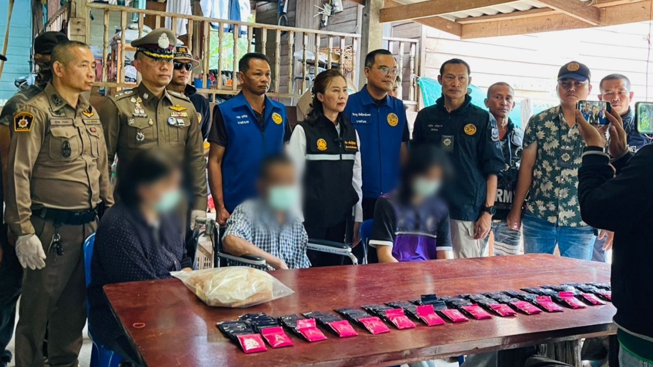 ตำรวจสกลนครพร้อมครอบครัวถูกจับพร้อมยาบ้า 16,000 เม็ด