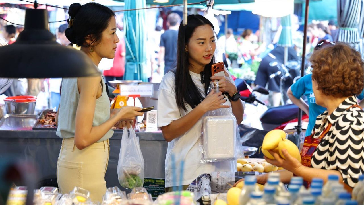 “ไอซ์” ควง “ช่อ” เดินตลาดท่าน้ำนนท์ พบพ่อค้าแม่ค้าแบกรับต้นทุนสูง ฝากรัฐทบทวนมาตรการช่วยเหลือ