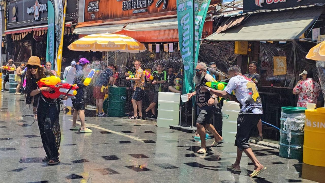 เริ่มแล้ว บางลา ป่าตองคึกคัก นักท่องเที่ยวแห่เล่นน้ำสงกรานต์ 2569 วันแรก