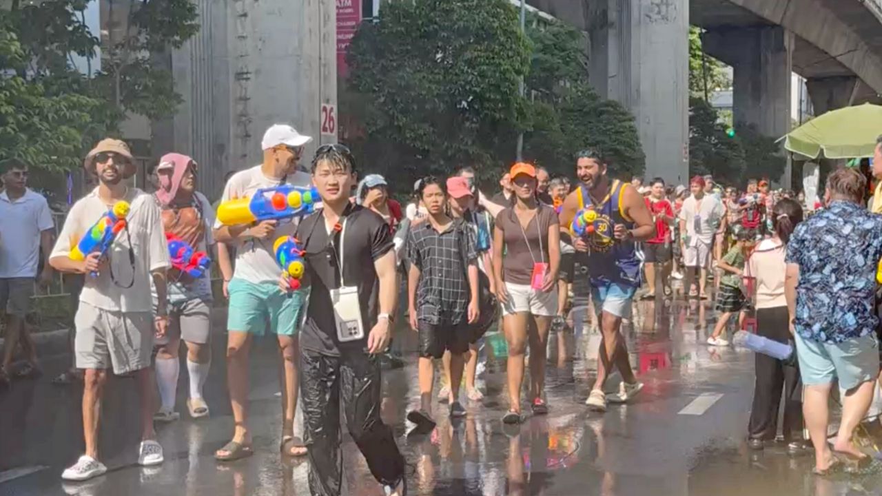 เริ่มแล้ว “สงกรานต์สีลม” วันแรกคึกคัก นักท่องเที่ยวทะลัก ถนนกลายเป็นสายน้ำ