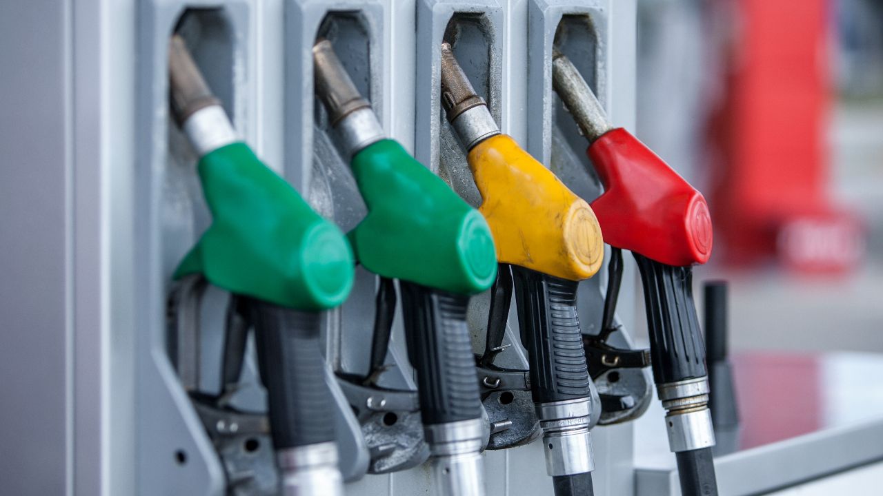 ปตท.-บางจาก ประกาศลดราคาน้ำมันทุกชนิด มีผล 11 เม.ย. 69