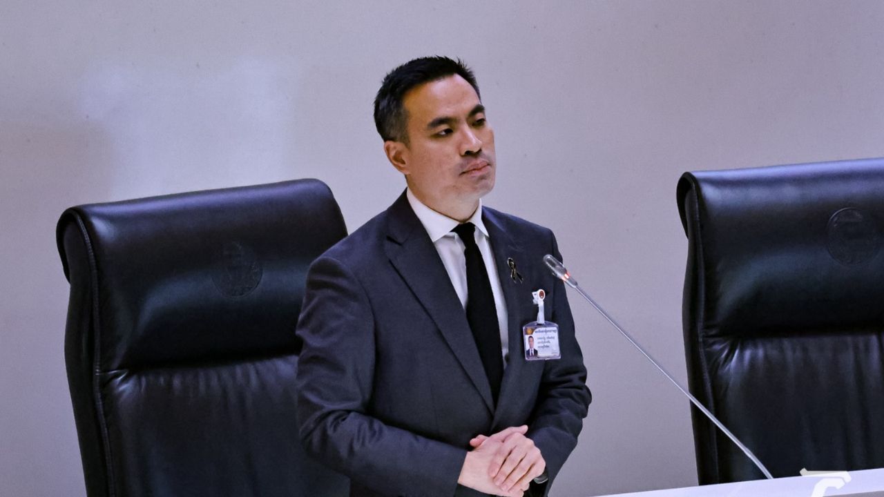 รัฐมนตรีพลังงานเตรียมลดค่าการกลั่นน้ำมัน พร้อมขู่ผู้กักตุน