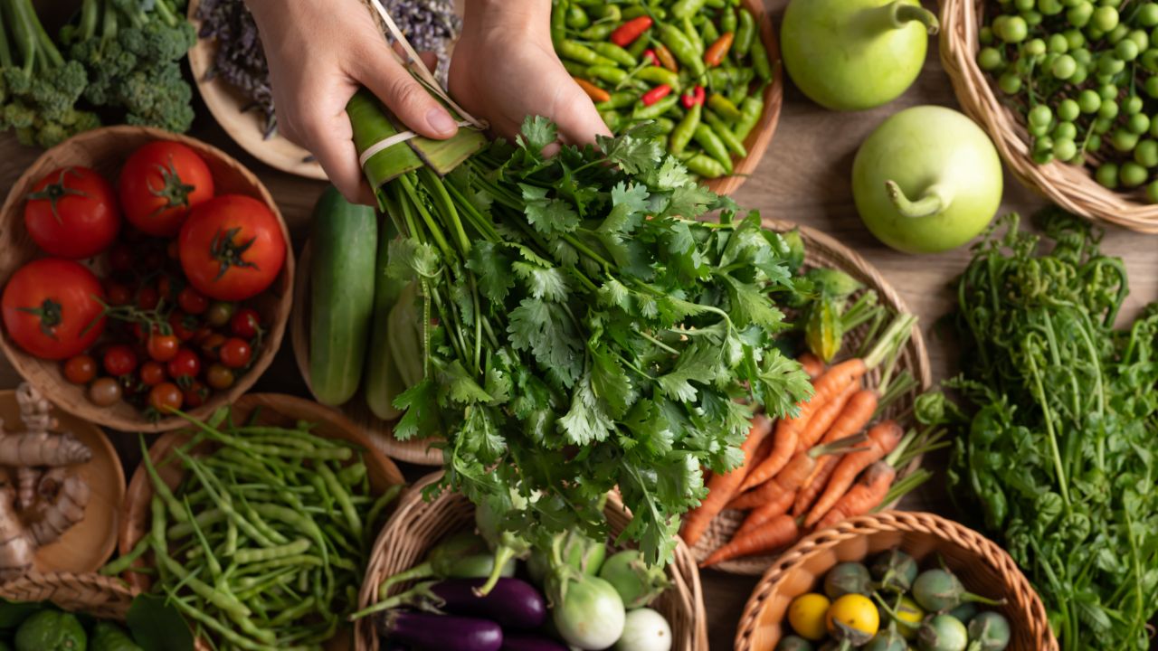 ราคาผักวันนี้ 11 เมษายน 2569 อัปเดตจากตลาดสี่มุมเมือง ผักชีไทยแตะเกือบหลักร้อยต่อกิโล