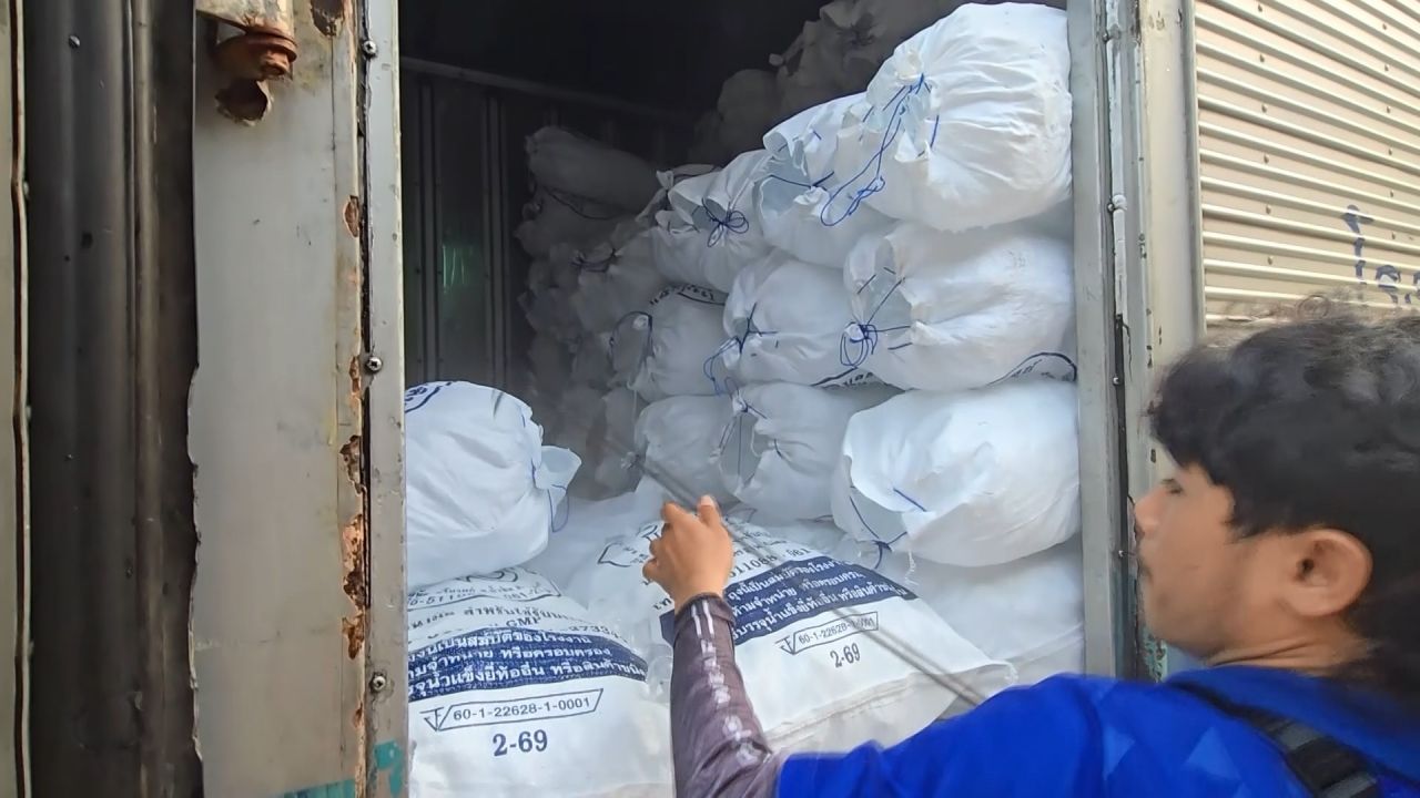 โรงน้ำแข็งอุทัยธานีปรับราคา กระสอบละ 5 บาท ชาวบ้านเดือดร้อนหนัก