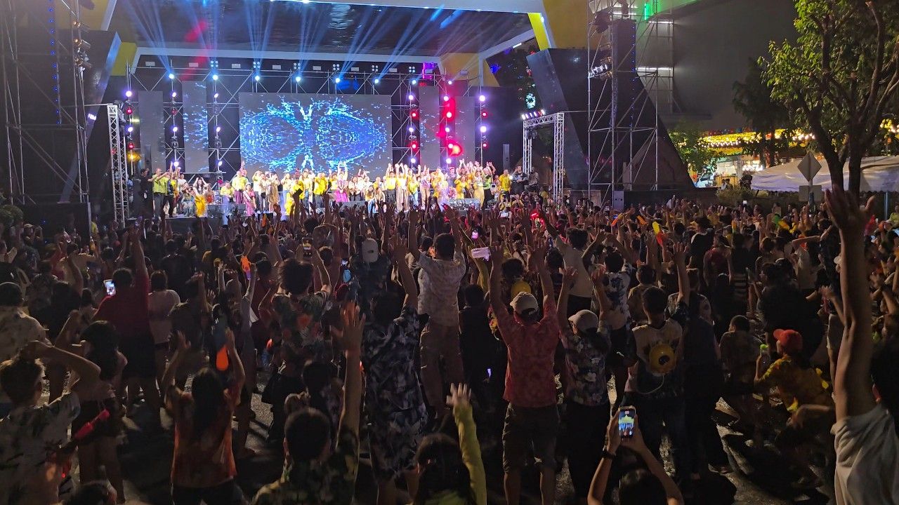 สงกรานต์ขอนแก่น ถนนข้าวเหนียวคึกคัก นักท่องเที่ยวหลั่งไหลร่วม “คลื่นมนุษย์” เนืองแน่น