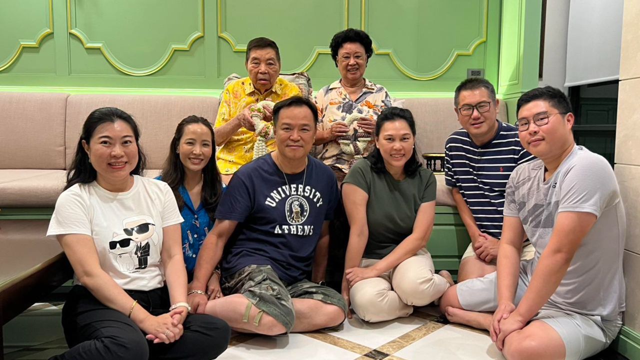 อนุทิน โพสต์ภาพครอบครัวพร้อมหน้า เผยวันเกิดแม่ตรงวันผู้สูงอายุพอดี