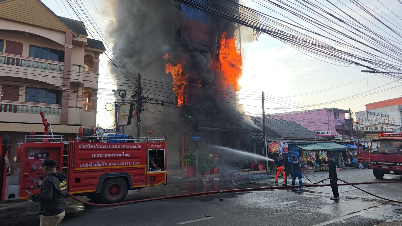 ไฟไหม้ตึกแถวสูง 7 ชั้น กลางเมืองหาดใหญ่ ระดมรถดับเพลิงเกือบ 10 คัน คาดไฟฟ้าลัดวงจร