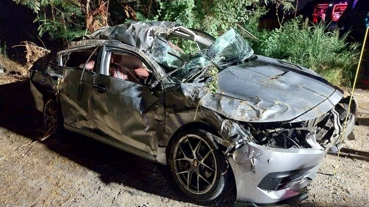 เก๋งกลับจากเล่นน้ำสงกรานต์ ชน จยย.รถพลิกคว่ำ พังยับ ดับ 4 เจ็บ 4 ถนนมืดไฟดับเป็นทางยาว