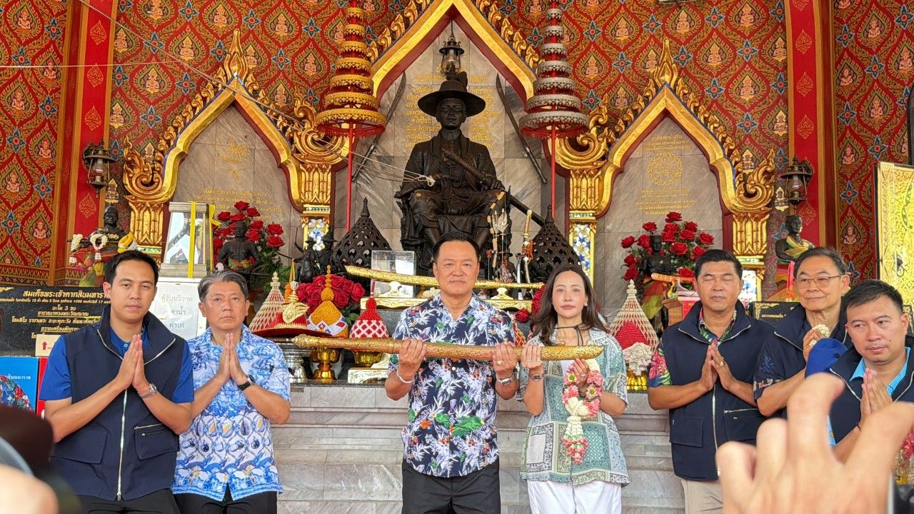 “อนุทิน” ควง “จ๋า” ยกดาบพระเจ้าตาก ขอพรให้โลกสงบสุข ให้น้ำมันราคาถูก