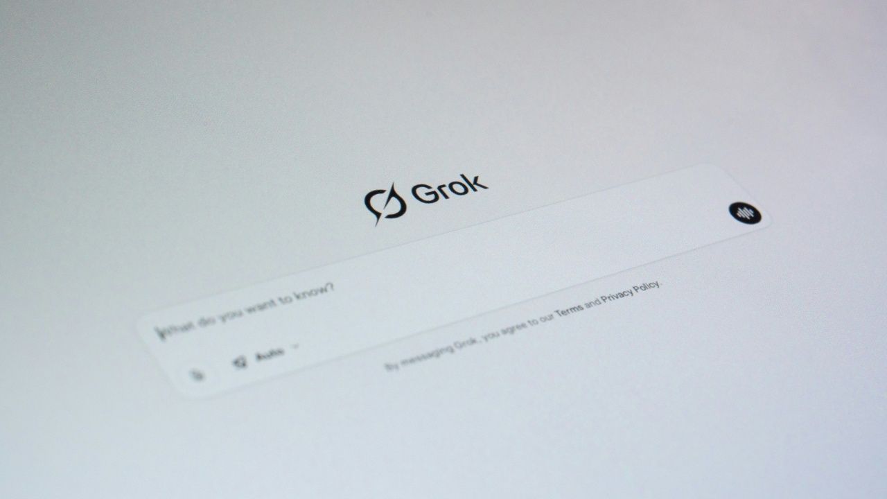 Apple ขู่ถอดแอป Grok จาก App Store หลังพบใช้ AI สร้าง Deepfake ภาพอนาจาร