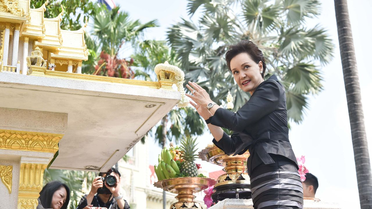 “ศุภจี” ถือฤกษ์ไหว้สิ่งศักดิ์สิทธิ์ทำเนียบฯ ขอพรทำงานสำเร็จ รับกดดัน ขอร่วมมือผ่านวิกฤตด้วยกัน