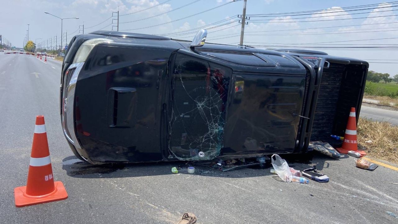 กระบะขนแรงงานเมียนมา กลับจากเที่ยววันสงกรานต์ รถเสียหลักพลิกคว่ำ บาดเจ็บ 17 ราย