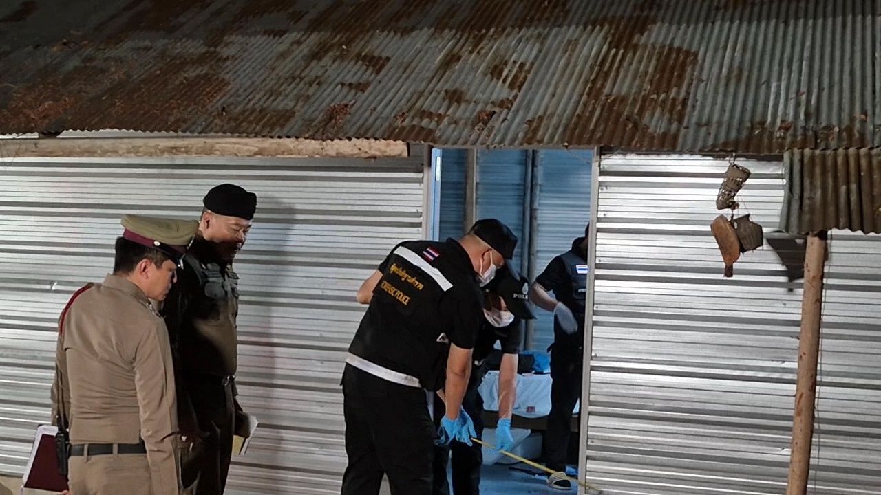 อดีตประธานชุมชน ยิงนักข่าวเสียชีวิต ใช้มีดไล่ฟันเมีย-น้องเมีย บาดเจ็บก่อนหลบหนี